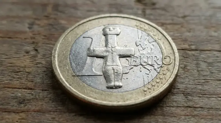 Moneta da 1 euro con un errore di conio raffigurante una figura a forma di croce