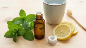 Ingredienti naturali per l'igiene orale: menta, limone, olio essenziale, filo interdentale e tazza d'acqua