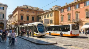 Tram e autobus AMT Genova in centro città con persone che salgono e scendono